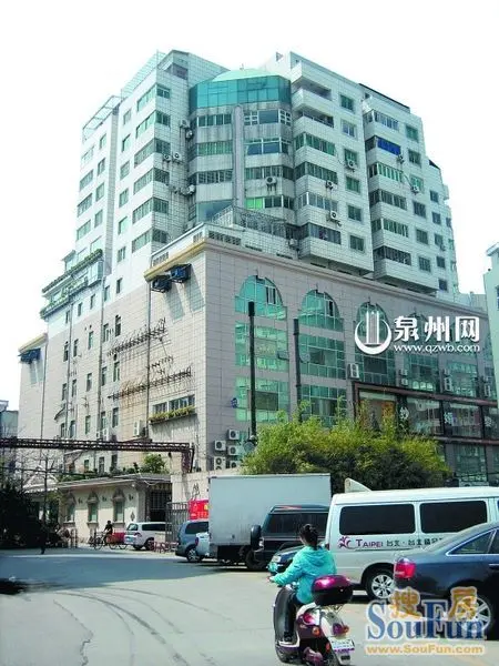 得添大厦位于晋江市泉安中路，地处繁华的闹市和成熟的商业圈。